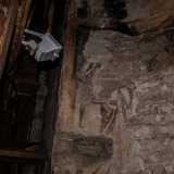 � l�antica abside della chiesa, risalente al XII secolo: originariamente completamente affrescata, oggi mostra solo i resti di due figure umane non riconoscibili
